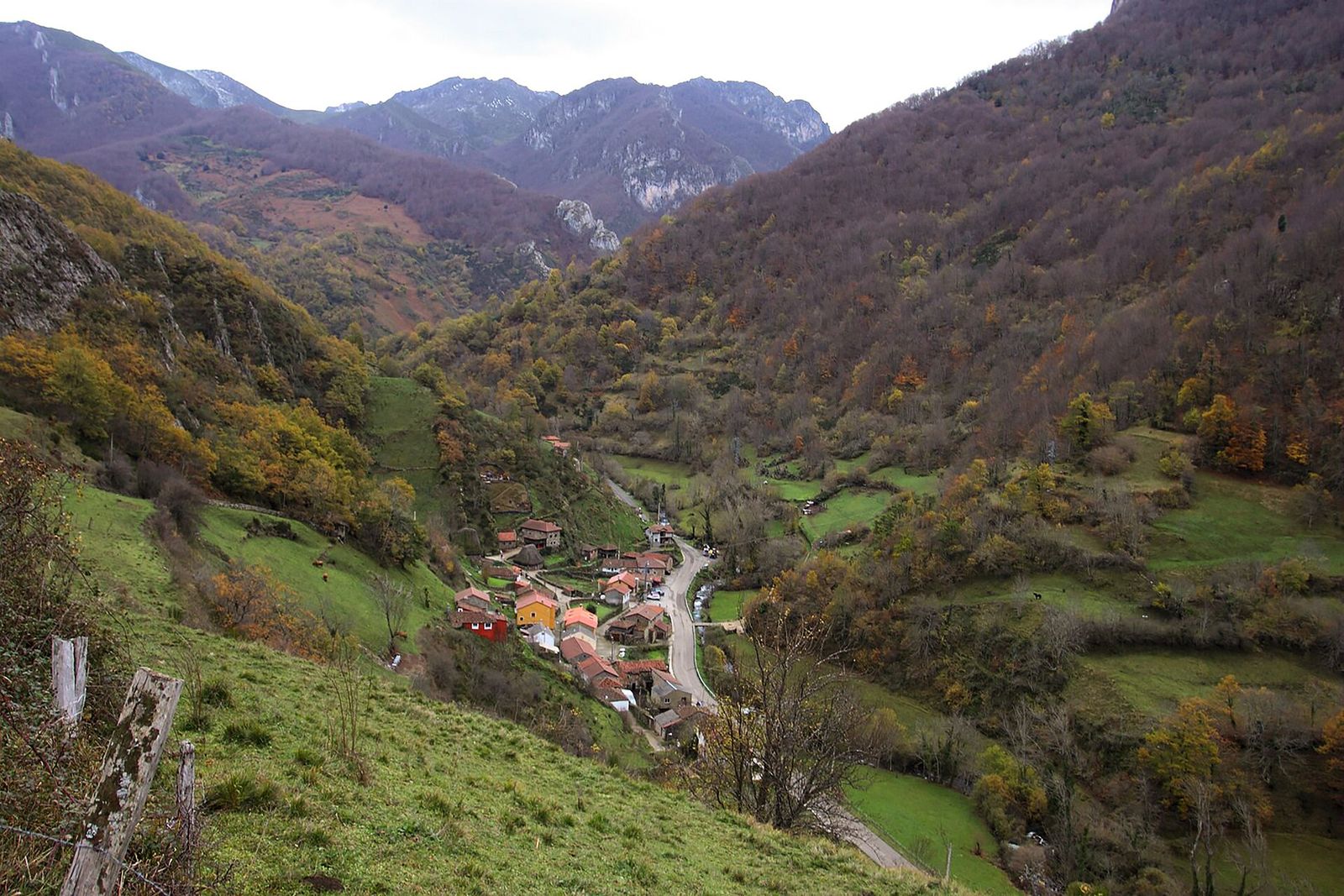 El pueblo de Veigas, en Somiedo, entre bosques de tonos ocre y naranja en otoño