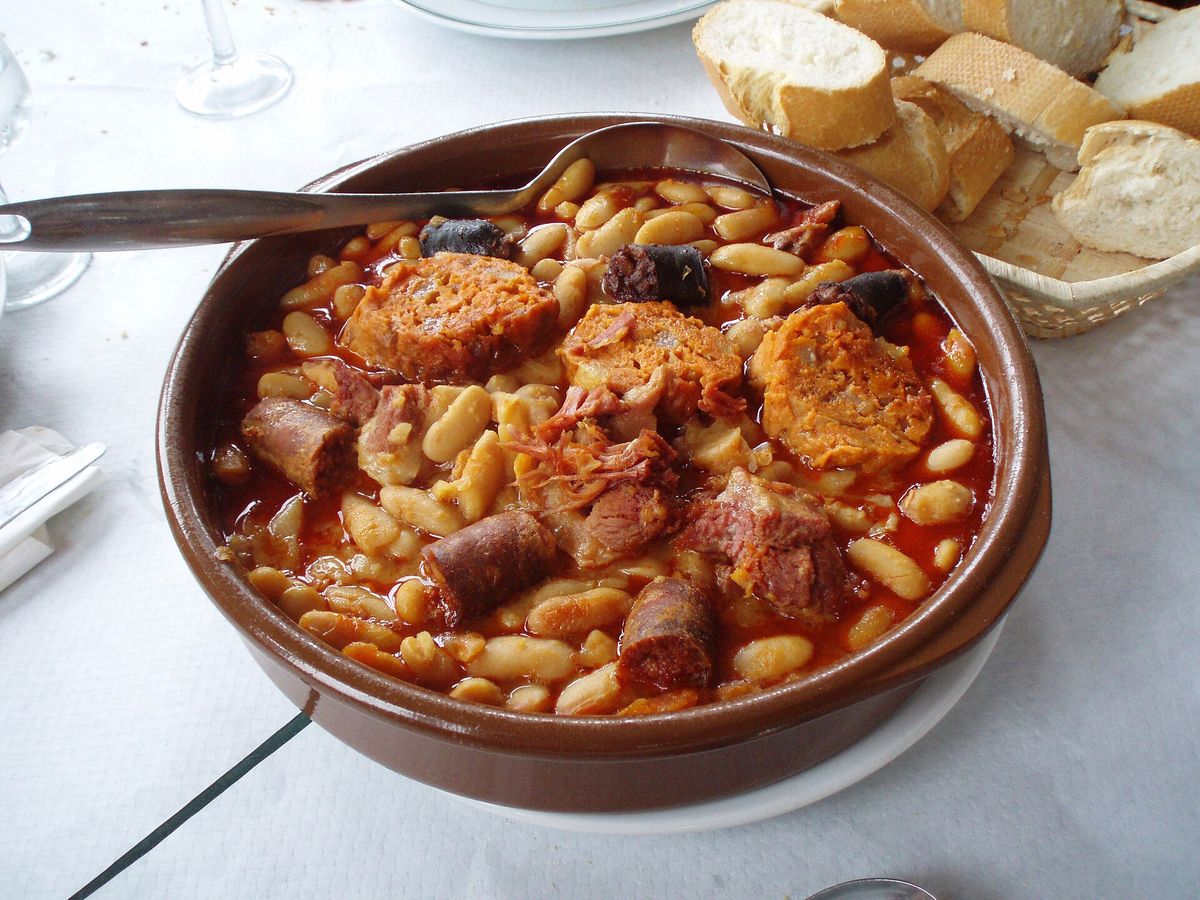 Cazuela de barro con fabada asturiana: fabes, chorizo, morcilla y tocino
