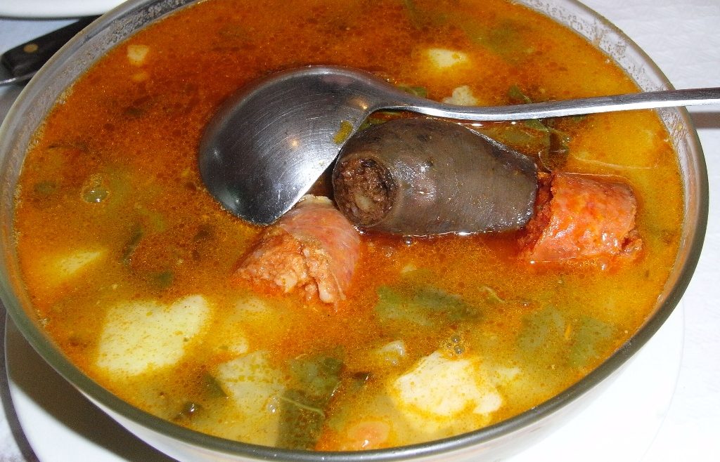 Plato de pote asturiano con berzas, fabes, patata y compango